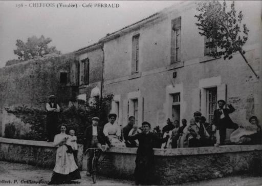 Le café Perraud (un groupe pose sur la terrasse).